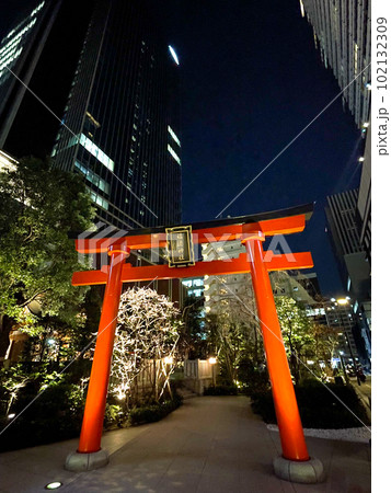東京・日本橋のビル群の中にある福徳神社 東京・日本橋のビル群の中にある福徳神社 102132309