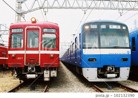 車両基地で並ぶ京浜急行電鉄1000形と600形 102132390