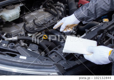 車のエンジンオイルの点検 交換作業 車のエンジンオイルの点検 交換作業 102132844