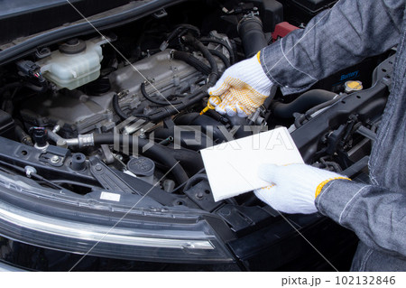 車のエンジンオイルの点検　交換作業 102132846