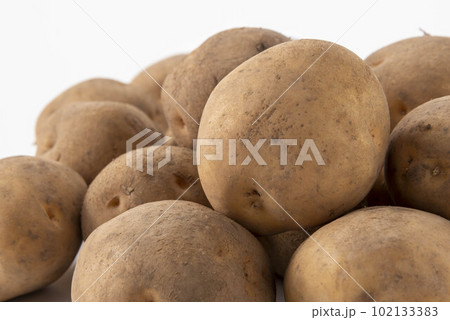 畑で収穫した美味しジャガイモ 畑で収穫した美味しジャガイモ 102133383
