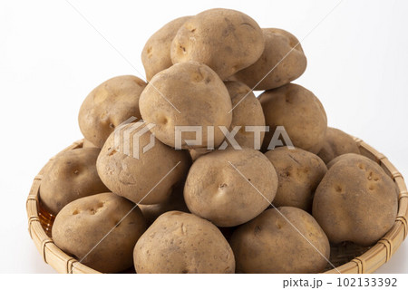 畑で収穫した美味しジャガイモ 畑で収穫した美味しジャガイモ 102133392