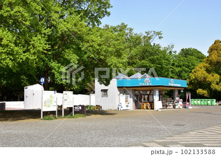 駒沢オリンピック公園の中央広場と売店と緑地 駒沢オリンピック公園の中央広場と売店と緑地 102133588