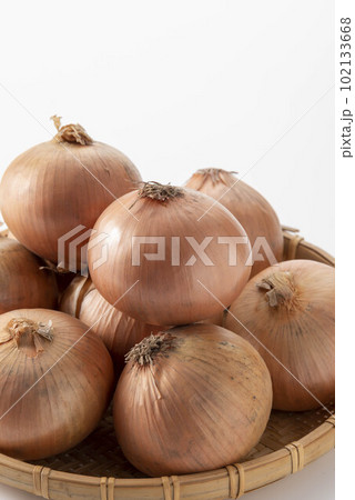 畑で収穫した新鮮で美味しい玉ねぎ 102133668