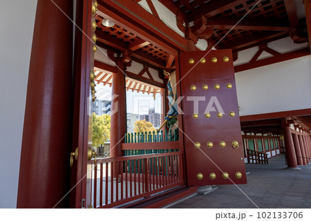 大阪・四天王寺の中門(2023年4月4日撮影) 大阪・四天王寺の中門(2023年4月4日撮影) 102133706