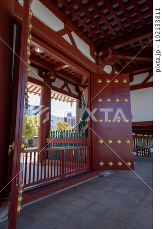 大阪・四天王寺の中門(2023年4月4日撮影) 大阪・四天王寺の中門(2023年4月4日撮影) 102133811