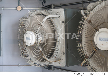 ビルの換気設備の大型ファン ビルの換気設備の大型ファン 102133971