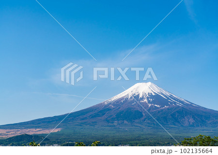 春の快晴の空と雪の積もる富士山 102135664