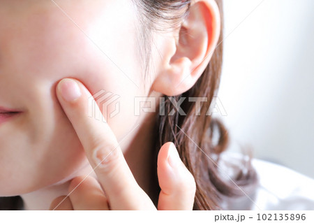 女性のほっぺた　肌のはり　スキンケアイメージ 102135896