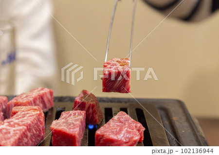 鉄板で焼肉を焼く手元 鉄板で焼肉を焼く手元 102136944