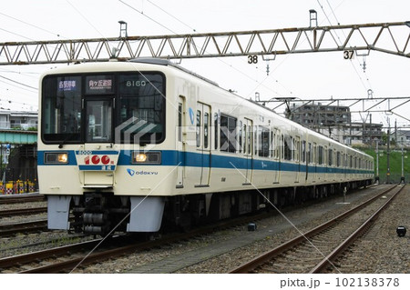 車両基地に停車する向ヶ丘遊園表示の小田急電鉄8000形 102138378