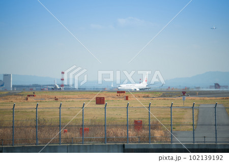 【京浜島緑道公園から見たA滑走路16Rに着陸後タキシング】 102139192