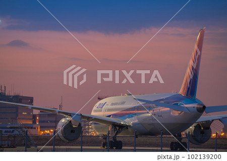 【京浜島つばさ公園から朝焼けに光るANA機】 102139200