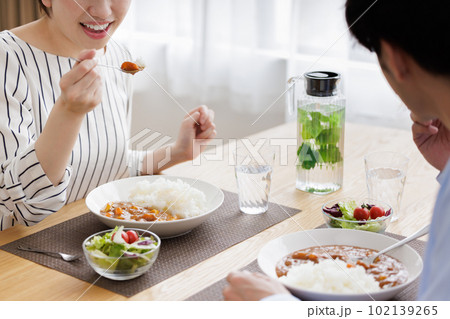 カレーを食べる夫婦 102139265