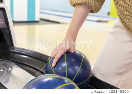 ボウリングをする女性の手元 102140300