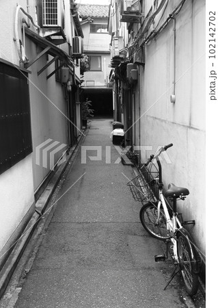 自転車のある町の路地裏（モノクロ） 102142702