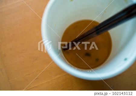 カップラーメンのスープを飲み残す 102143112