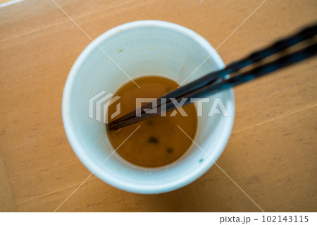 カップラーメンのスープを飲み残す カップラーメンのスープを飲み残す 102143115