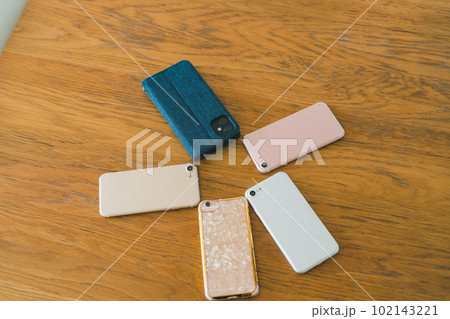 複数台のスマートフォン 複数台のスマートフォン 102143221