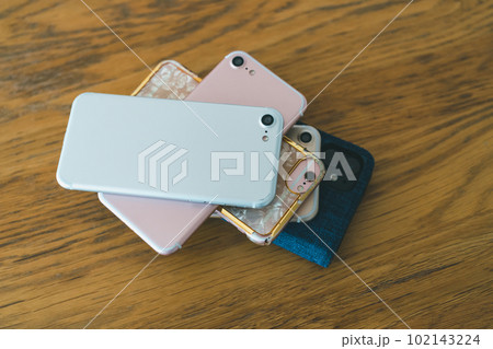 複数台のスマートフォン 102143224
