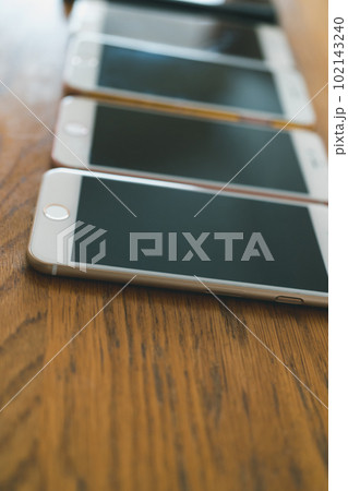複数台のスマートフォン 複数台のスマートフォン 102143240