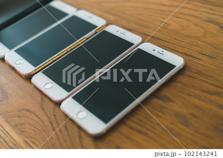 複数台のスマートフォン 102143241