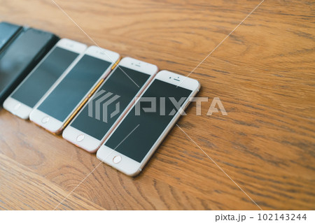 複数台のスマートフォン 複数台のスマートフォン 102143244