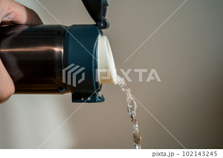 水筒から水を注ぐ 水筒から水を注ぐ 102143245