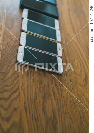 複数台のスマートフォン 複数台のスマートフォン 102143246