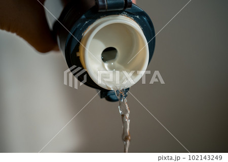 水筒から水を注ぐ 水筒から水を注ぐ 102143249