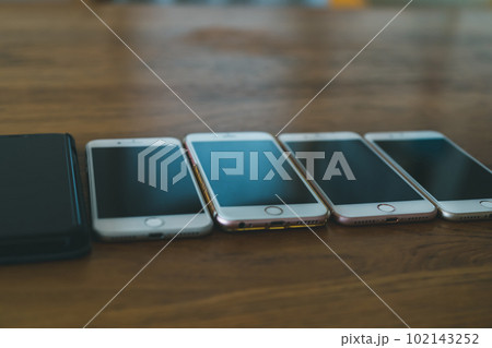 複数のスマートフォン 102143252