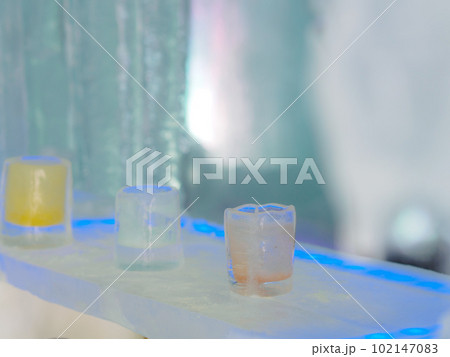 ライトアップされた氷の洞窟の氷のグラス 102147083