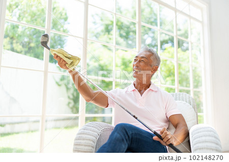 シニア男性　ゴルフクラブ　リビング 102148270