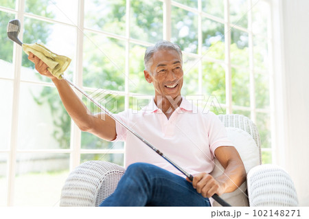シニア男性　ゴルフクラブ　リビング 102148271