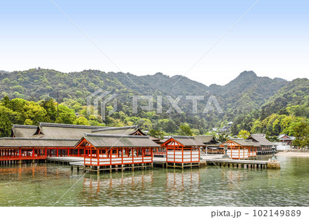 海に浮かぶ厳島神社 102149889