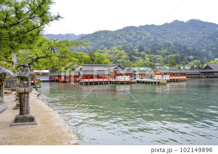 海に浮かぶ厳島神社 102149896