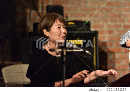 ライブハウスで演奏中のブルースバンドの女性キーボード奏者 102151285