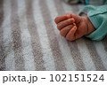 赤ちゃん（新生児）の手、クローズアップ 102151524