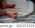 赤ちゃん（新生児）の足、クローズアップ（横） 102151528