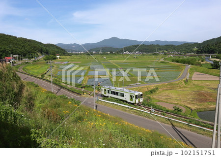 岩手 遠野 田園風景と釜石線の列車 岩手 遠野 田園風景と釜石線の列車 102151751