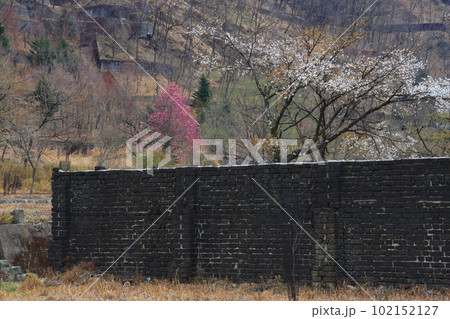 足尾銅山の愛宕下住宅地区跡、カラミレンガを利用した防火壁 102152127
