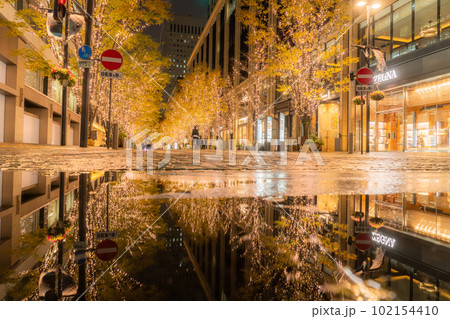 《東京都》丸の内・冬のイルミネーション《雨天》 102154410
