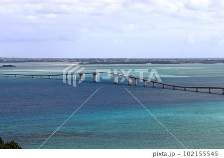 伊良部島 牧山展望台から眺める伊良部大橋のクリアランスとユニの浜 102155545