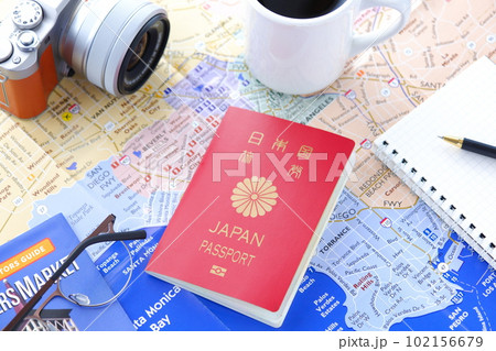 日本国のパスポート（一般旅券10年用赤色）を用意して旅行の計画を立てる 102156679