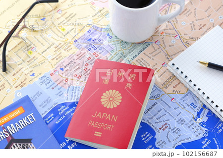 日本国のパスポート（一般旅券10年用赤色）を用意して旅行の計画を立てる 102156687