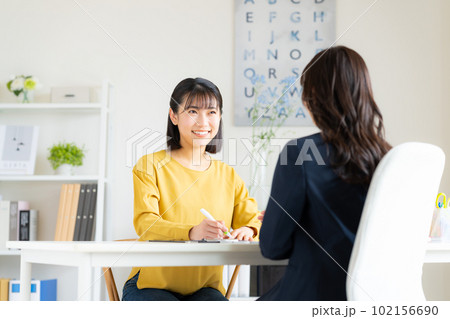 オフィスで入会の申込をする若い女性　 102156690