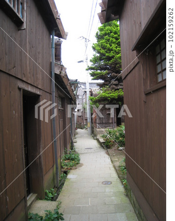 新潟佐渡島宿根木の伝統的構造物と小路 新潟佐渡島宿根木の伝統的構造物と小路 102159262