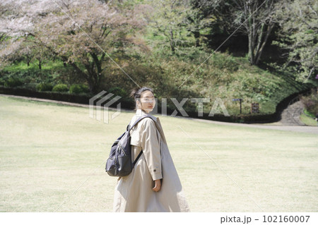 楽しそうに公園を散歩をする女性 楽しそうに公園を散歩をする女性 102160007