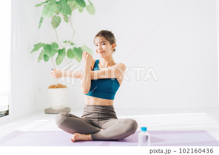 若い女性のフィットネスイメージ 102160436