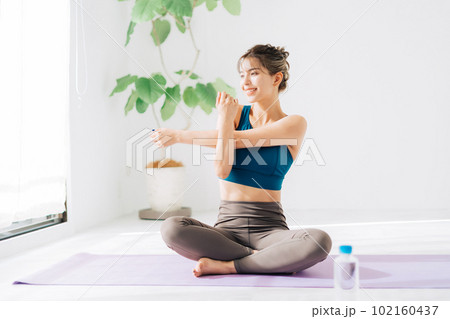 若い女性のフィットネスイメージ 102160437